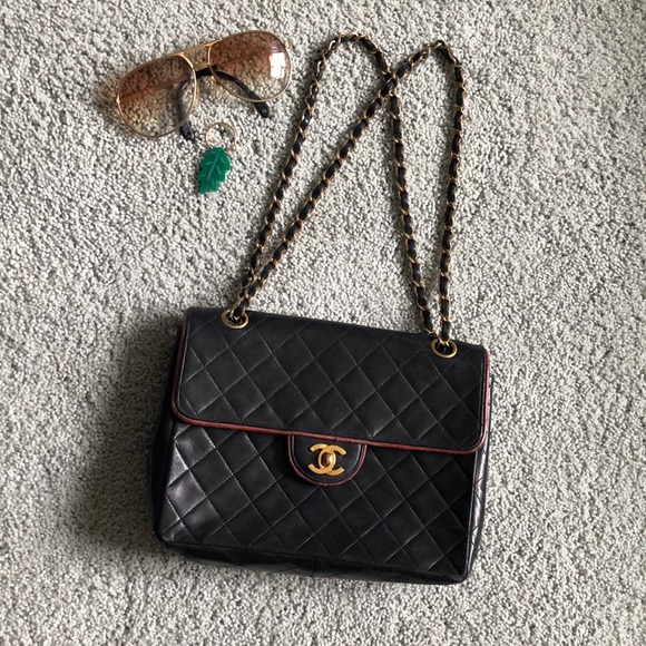CHANEL Handbags - CHANEL vint Classic quilted leather crossbody bag